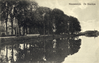 13775 Gezicht op de Vecht en Rijksstraatweg te Nieuwersluis (gemeente Loenen aan de Vecht) uit het zuidwesten.